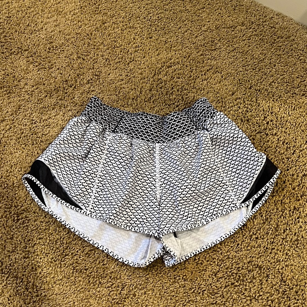Hotty hot lululemon LR short size 6 black & white pattern